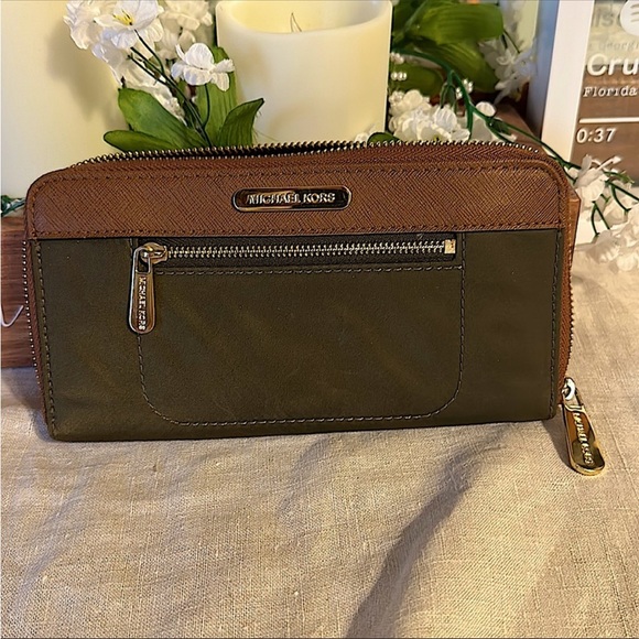Michael Kors Handbags - Micheal Kors wallet